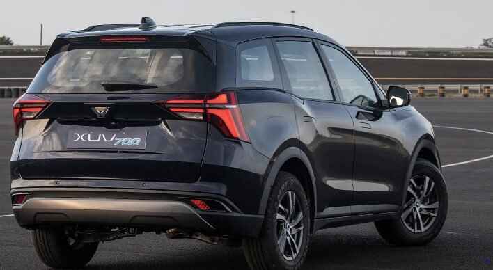 महिंद्रा XUV700 AX7